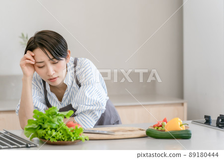 廚房家務疲勞中間女人 89180444