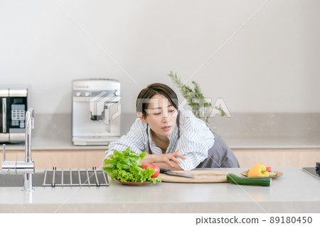 Kitchen housework fatigue middle woman Kitchen housework fatigue middle woman 89180450