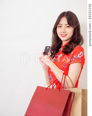 No. 1 Cheongsam Tradition Flag 袍躍底 白底女 以前寫的 Ichihando 信用卡，寫的 Ichiteki 購物袋 89181256
