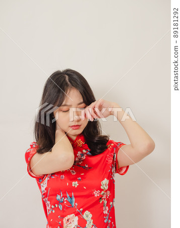 由傳統旗幟書寫，一個白底女人，由前馬蘇書寫，帶著一種無能、疲憊、焦慮和anma的感覺。 89181292