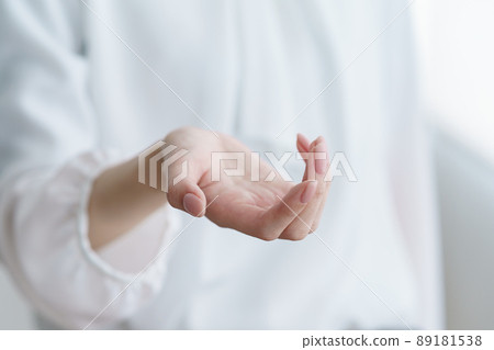 The palm of a woman who puts something on it The palm of a woman who puts something on it 89181538