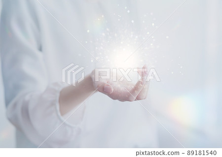 The palm of a woman who puts something on it 89181540