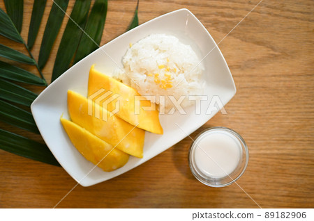 Top view, Sweet ripe mango with sticky rice and special coconut milk 89182906