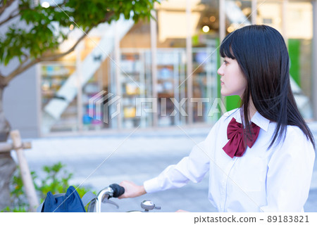 A high school girl who wants to see a shopping mall on her way home and goes to school by bicycle. 89183821