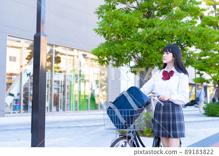 A high school girl who wants to see a shopping mall on her way home and goes to school by bicycle. 89183822
