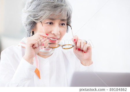 觀看計算機的資深婦女 89184862