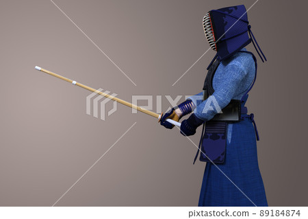 一個身穿劍道胸衣和盔甲的女孩拿著一把竹劍在比賽 89184874