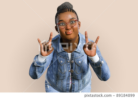 一位身穿牛仔服、頭髮編成辮子的黑人女性用雙手做旋律標誌 一位身穿牛仔服、頭髮編成辮子的黑人女性用雙手做旋律標誌 89184899