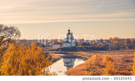 The ancient town of Suzdal in the evening. 89185043