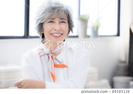 一個白髮女人的高級女人肖像 89185126