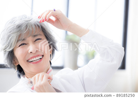 一個白髮女人的高級女人肖像 89185250