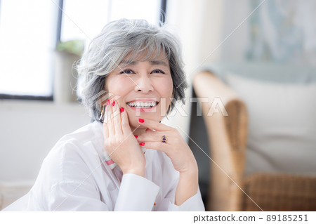 一個白髮女人的高級女人肖像 89185251