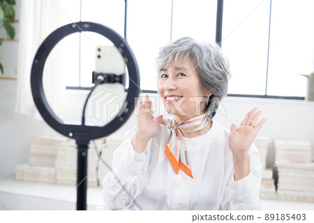 高級女性 高級女性在智能手機上拍攝視頻 高級女性 高級女性在智能手機上拍攝視頻 89185403