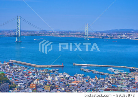 從淡路市眺望兵庫縣本州和淡路島的明石海峽大橋 89185978