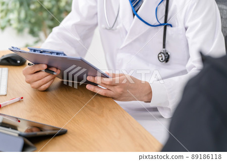 Medical image Doctor patient face-to-face 89186118