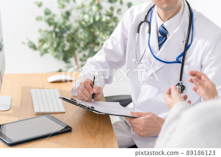 Medical image Doctor patient face-to-face 89186123