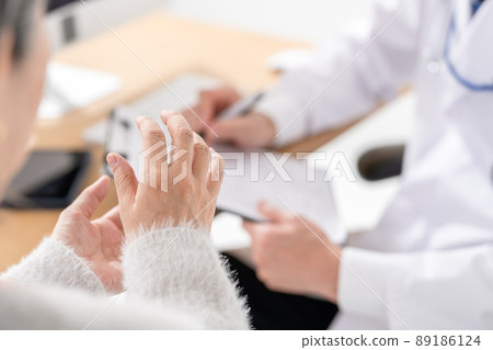 Medical image Doctor patient face-to-face 89186124