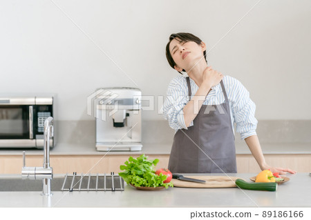 Kitchen women stiff shoulders fatigue 89186166
