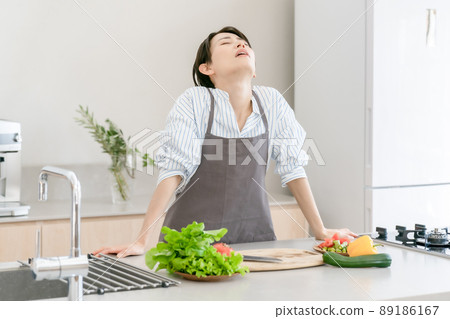 Kitchen women stiff shoulders fatigue 89186167