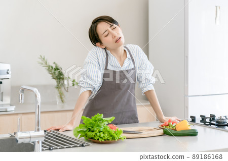 Kitchen women stiff shoulders fatigue Kitchen women stiff shoulders fatigue 89186168