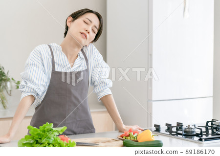 Kitchen women stiff shoulders fatigue Kitchen women stiff shoulders fatigue 89186170