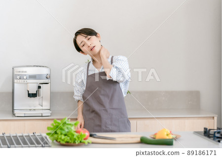 廚房女性肩膀僵硬疲勞 廚房女性肩膀僵硬疲勞 89186171