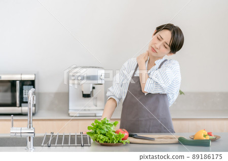 Kitchen women stiff shoulders fatigue 89186175