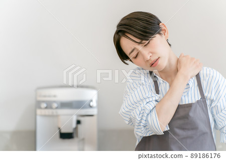 Kitchen women stiff shoulders fatigue Kitchen women stiff shoulders fatigue 89186176