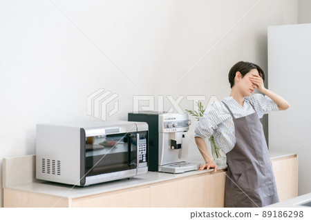 Kitchen woman headache tired fever Kitchen woman headache tired fever 89186298