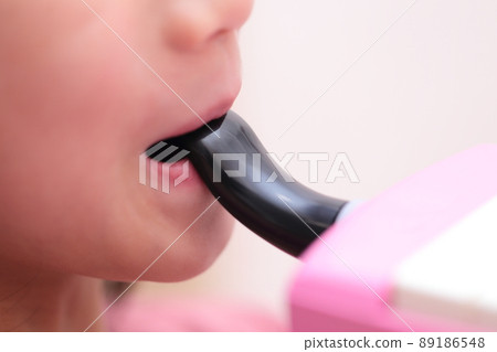 Girl playing keyboard harmonica 89186548