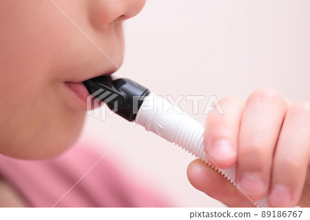 彈鍵盤口琴的女孩 89186767