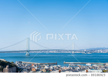 從兵庫縣淡路市淡路服務區看到的明石海峽大橋(珍珠橋) 從兵庫縣淡路市淡路服務區看到的明石海峽大橋(珍珠橋) 89186923
