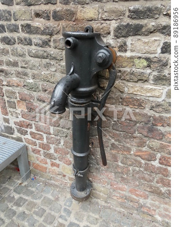 比利時布魯日街角的老井 89186956