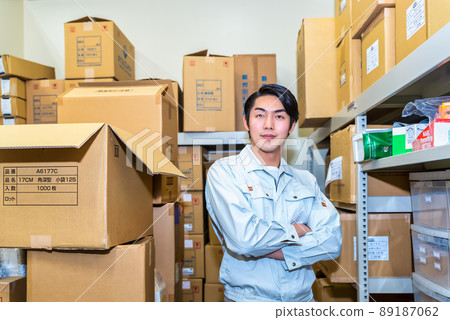 Warehouse and workers 89187062