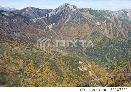 Mt. Washiba and the valley of yellow leaves 89187251