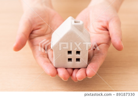 Home and middle women's hands Home and middle women's hands 89187330
