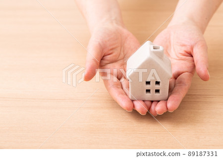 Home and middle women's hands 89187331