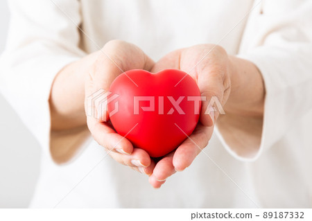 中間女人的手有一顆心 89187332