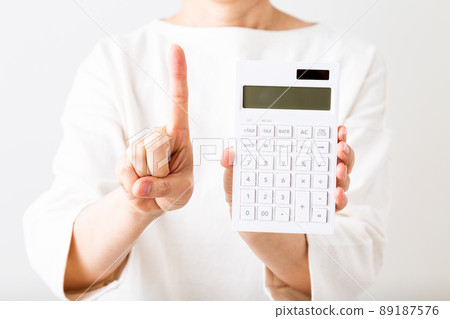 有計算器的中間婦女的手 89187576