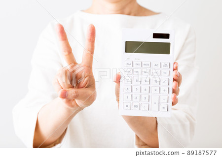有計算器的中間婦女的手 89187577