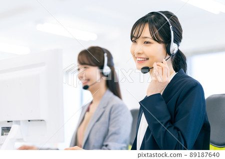 A young female operator 89187640