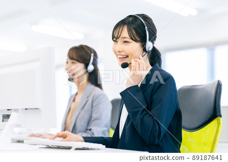 A young female operator 89187641