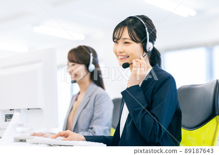 一位年輕的女接線員 89187643