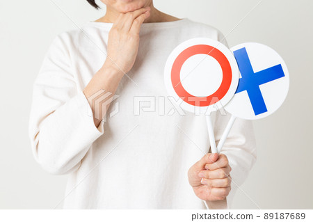 拿著圓盤的中間女人 拿著圓盤的中間女人 89187689