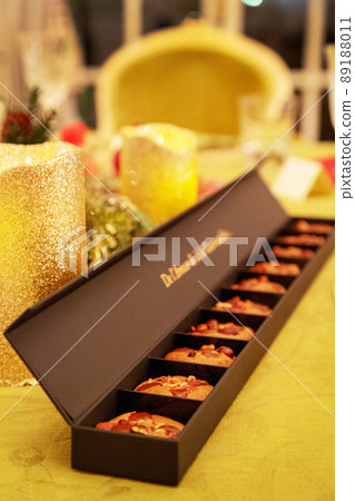 Beautiful dessert cookie lay in paper packaging Beautiful dessert cookie lay in paper packaging 89188011