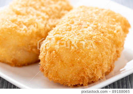 一個大包形狀的奶油炸丸子。 一個大包形狀的奶油炸丸子。 89188065