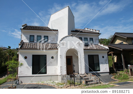 A lovely, fashionable and luxurious chalk mansion with a beautiful Provencal style because there are no utility poles that shine in the blue sky. 89188271