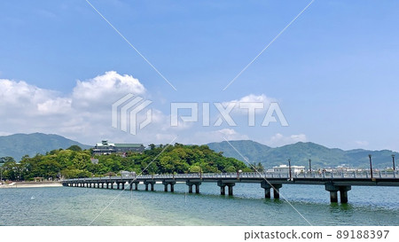 蒲郡經典酒店和藍天映襯下的竹島大橋【竹島/愛知縣蒲郡市】 89188397