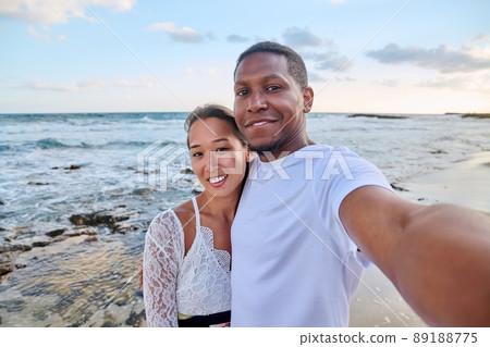Happy couple in love taking selfie together on smartphone, on beach 89188775