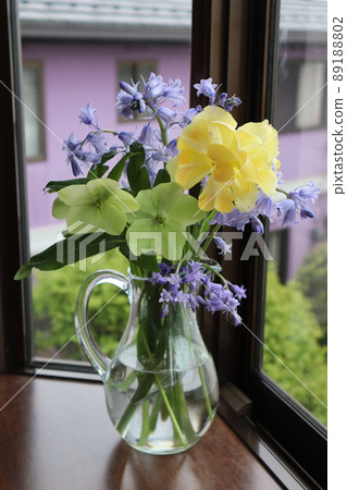 在飄窗上裝飾花園裡的花 89188802